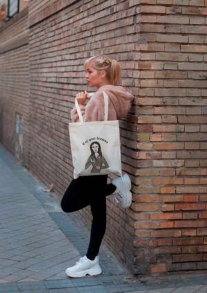 Totebag de algodón ecológico con ilustración de Morticia Addams y frase Cut your dramas