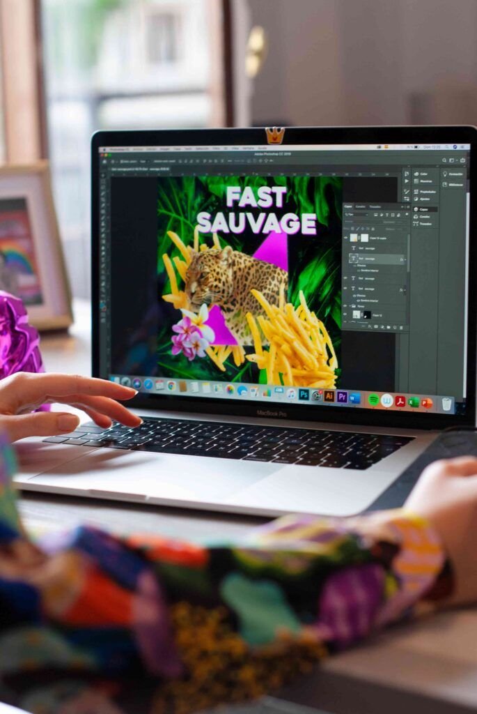 Diva ilustrada creando el collage de fast sauvage en su ordenador