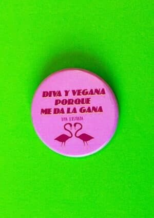 Chapa con imperdible 56 y 38 mm con frase diva y vegana porque me da la gana