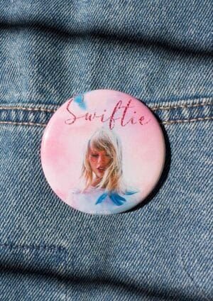 Chapa con imperdible 56 y 38 mm de taylor swift portada del disco lover