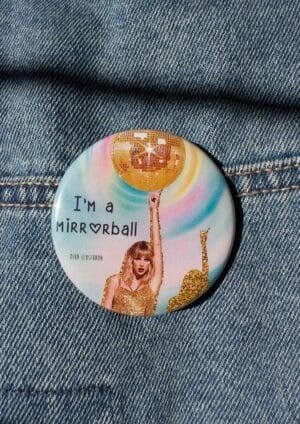 Chapa con imperdible 56 y 38 mm de taylor swift con collage de mirrorball