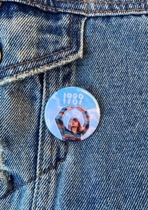 Chapa 1989 con imperdible de Taylor Swift