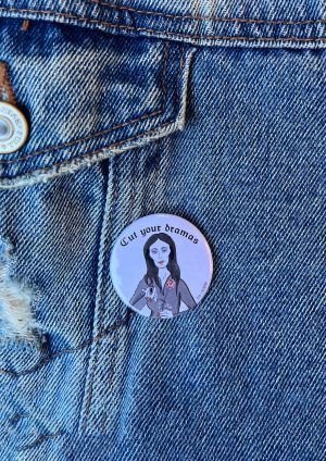chapa de 38mm con imperdible de morticia addams con frase cut your dramas