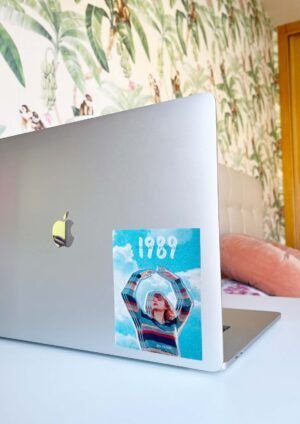 Sticker taylor swift 1989 decorando un ordenador