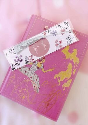Marcapáginas de flores en acuarela, en papel verjurado y decorados con borlines de colores variados. Ideal para tus lecturas