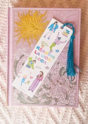 Marcapáginas de chicas guays, en papel verjurado y decorados con borlines de colores variados, imagen sobre libro