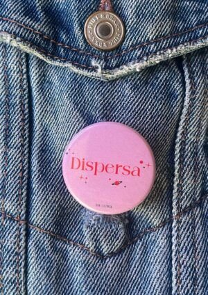 Chapa con imperdible para chicas dispersas