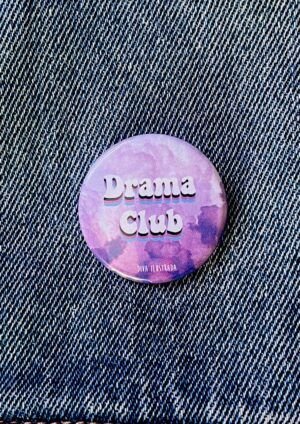 Chapa con imperdible para chicas dramáticas