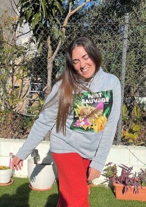 Modelo con sudadera con capucha "Fast Sauvage"