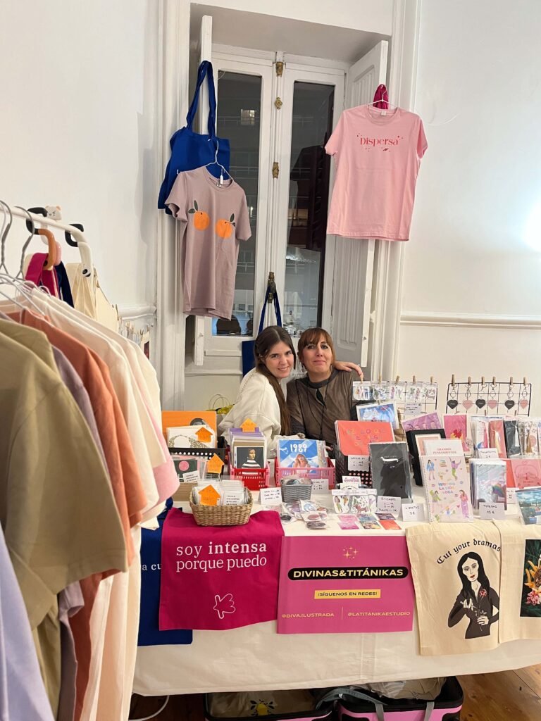 Stand mercado del encanto navideño en Madrid con Diva Ilustrada y la Titanika