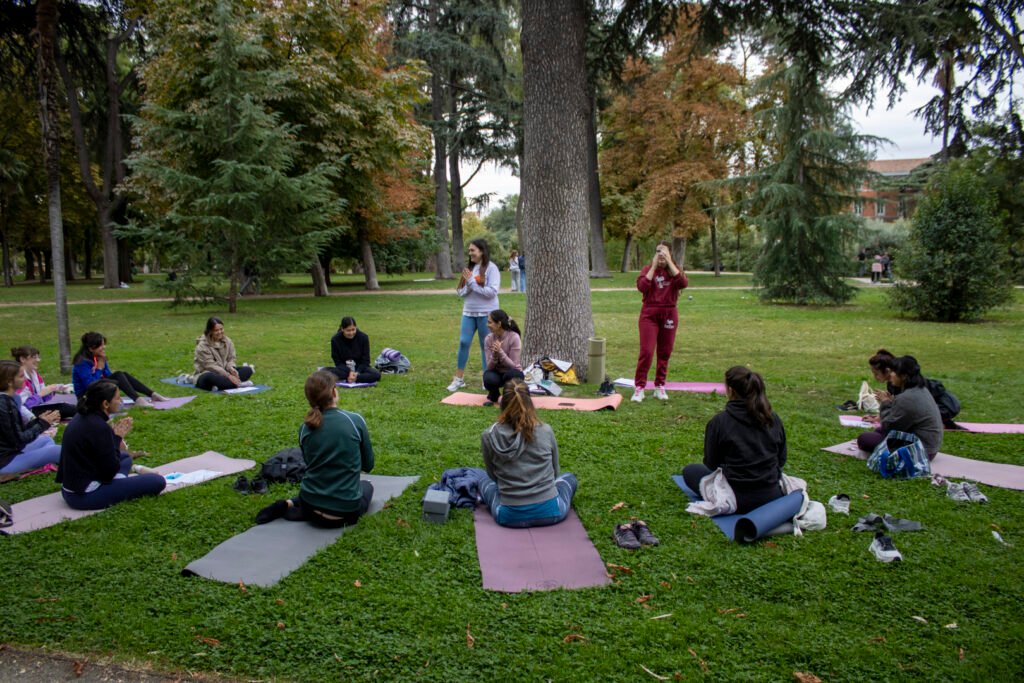 Diva ilustrada, Soraya Smile Yoga y Luz Marina psicologa hablando en el encuentro Yoga, arte y emociones en Madrid