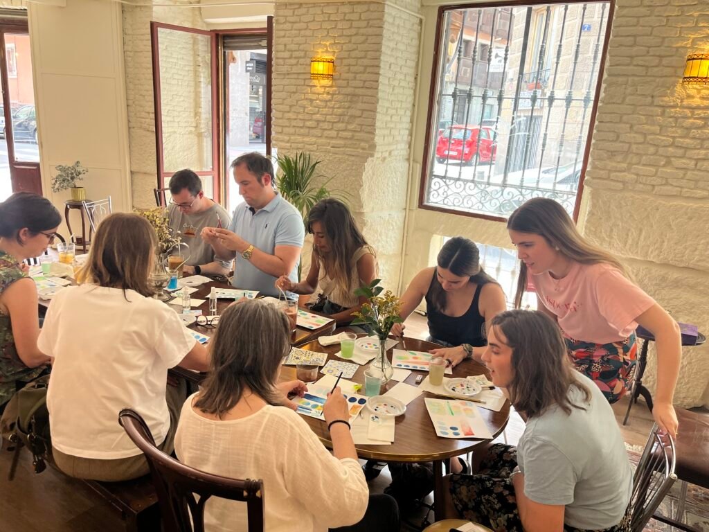 Taller de acuarela en Mosaik Cafe Madrid personas pintando