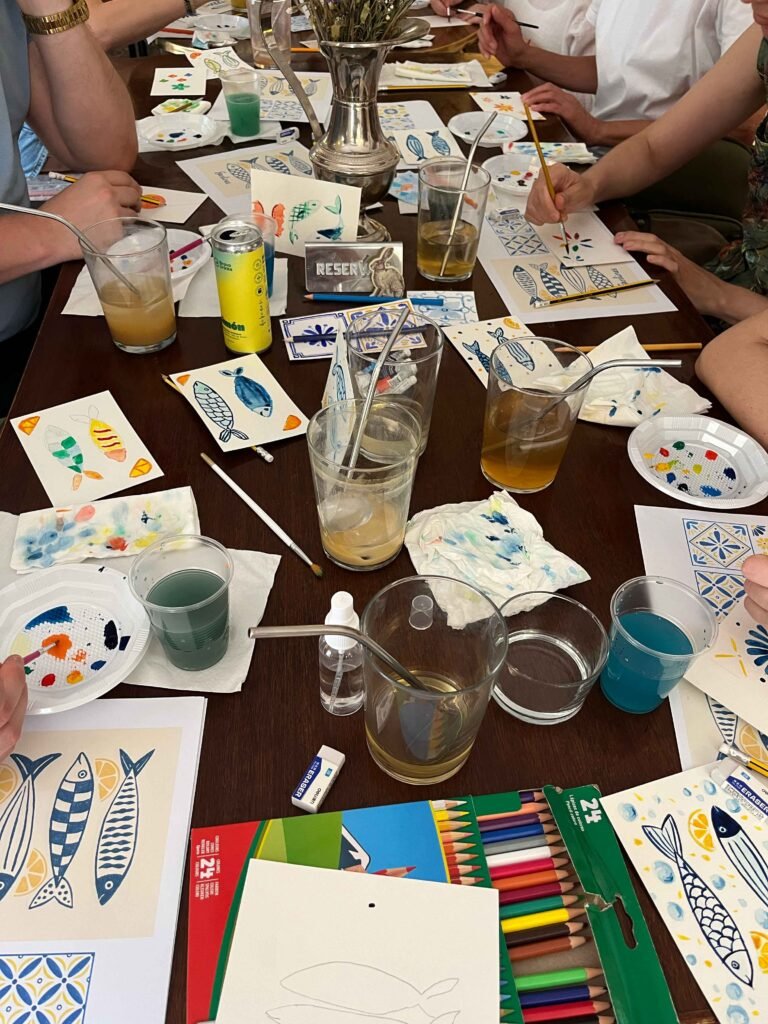 Pinturas en acuarela en un taller en cafeteria de Madrid